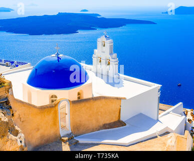 Firostefani, Santorini, Grecia: la vecchia chiesa greca e caldera a Mare Egeo - Isole greche - punto di riferimento Foto Stock