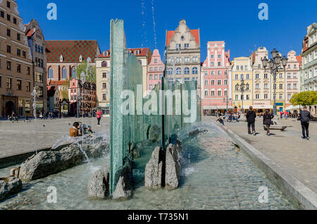 Wroclaw, Bassa Slesia provincia, Polonia. Fontana a Piccioni Suare, parte della piazza del mercato. Il vecchio quartiere della città. Foto Stock
