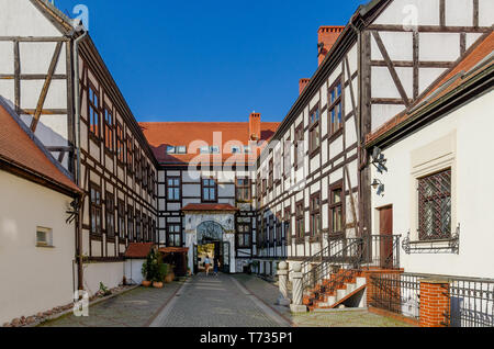 Wroclaw, Bassa Slesia provincia, Polonia. Corte interna di una casa sulla Ostrow Tumski, la parte più antica della città. Foto Stock