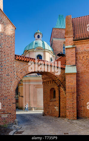 Wroclaw, Bassa Slesia provincia, Polonia. Vista dalla porta di tagliatella sulla piazza della cattedrale e st Giles chiesa sul lato destro. Foto Stock