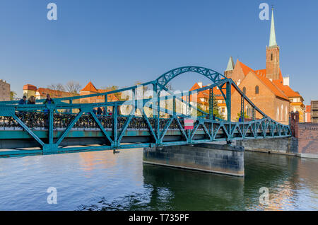 Wroclaw, Bassa Slesia provincia, Polonia. Ponte Tumski, portando alla Ostrow Tumski distretto. I campanili della Chiesa Collegiata di Santa Croce. Foto Stock