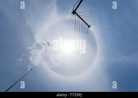 Santa Clara, Cuba. 03 maggio 2019: un alone solare visibile nel cielo a 13:23:42 Tempo di Cuba Foto Stock