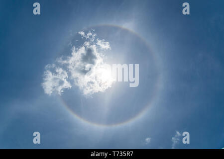 Santa Clara, Cuba. 03 maggio 2019: un alone solare visibile nel cielo a 13:36:592 Tempo di Cuba Foto Stock