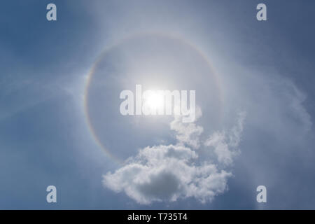 Santa Clara, Cuba. 03 maggio 2019: un alone solare visibile nel cielo a 13:27:23 Tempo di Cuba Foto Stock