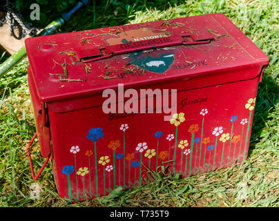 Quirky insolito dipinto di munizioni può essere decorata con fiori, utilizzato come un contenitore di geocache, Beatrix Farrand giardino, Hyde Park, NY, STATI UNITI D'AMERICA Foto Stock