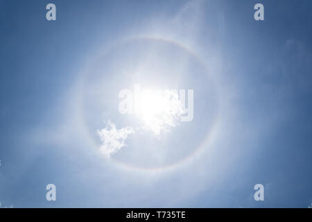 Santa Clara, Cuba. 03 maggio 2019: un alone solare visibile nel cielo a 13:38:38 Tempo di Cuba Foto Stock