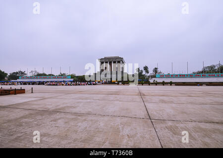 Hanoi, Vietnam - apr. 21, 2011: i visitatori la linea fino a tour il Mausoleo di Ho Chi Minh. Foto Stock