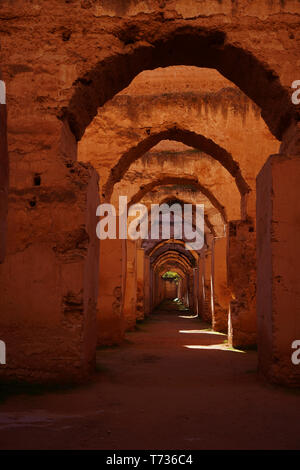 Enorme di spessore (23 piedi) pareti arcuate di imperiale granai del sultano Moulay Ismail, sono parte della kasbah o città imperiale di Meknes che w Foto Stock