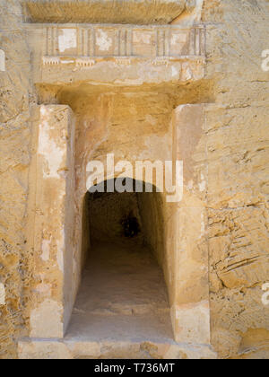 Ingresso a una delle Tombe dei Re in Paphos Foto Stock