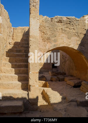 All'interno le strutture sotterranee delle Tombe dei Re A Paphos Foto Stock