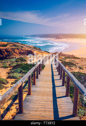 Praia da Bordeira e passerelle facente parte del sentiero delle maree o Pontal da Carrapateira a piedi in Portogallo. Una vista fantastica della Praia da Bordeira Foto Stock