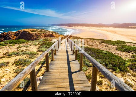 Praia da Bordeira e passerelle facente parte del sentiero delle maree o Pontal da Carrapateira a piedi in Portogallo. Una vista fantastica della Praia da Bordeira Foto Stock