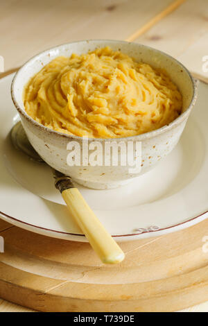 Pease pudding un tradizionale inglese saporito piatto fatto di giallo piselli spezzati bolliti in un magazzino con spezie Foto Stock