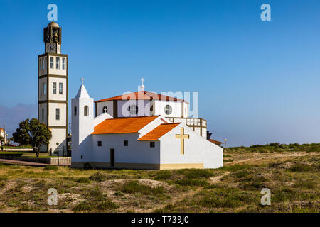 Chiesa in Costa Nova una famosa spiaggia vicino a Aveiro Centro Portogallo. Chiesa nella famosa località turistica della Costa Nova, Aveiro, Portogallo. Foto Stock