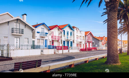 Strada con case colorate in Costa Nova, Aveiro, Portogallo. Strada con case a strisce, Costa Nova, Aveiro, Portogallo. Facciate di case colorate in C Foto Stock