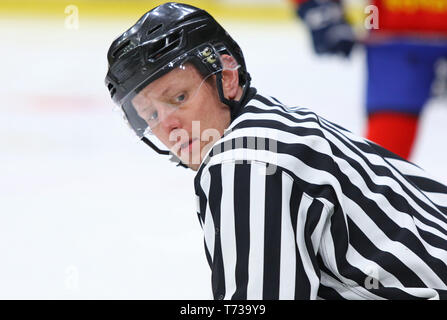 Kiev, Ucraina - 20 Aprile 2018: Hockey su ghiaccio arbitro in azione durante il 2018 IIHF Hockey su ghiaccio U18 World Championship Div 1B gioco v Ucraina Romania a P Foto Stock