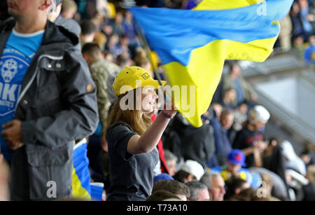 Kiev, Ucraina - 20 Aprile 2018: Ucraino sostenitori mostrano il loro sostegno durante il 2018 IIHF Hockey su ghiaccio U18 World Championship Div 1B gioco Ucraina v r