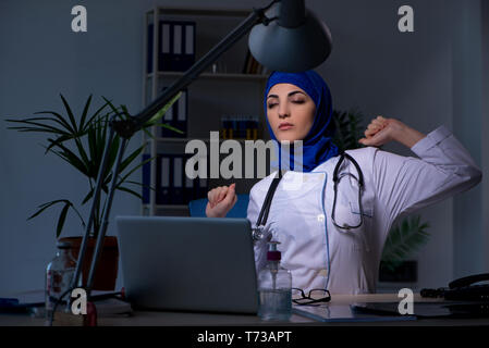 Arab medico donna che lavorano nella Clinica di notte Foto Stock