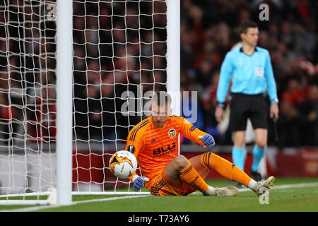 Neto di Valencia si affaccia sul dopo ammettendo la seconda Arsenal gol di Alexandre Lacazette, mettendo l'Arsenal 2-1 avanti - Arsenal v Valencia, UEFA Europ Foto Stock