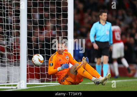 Neto di Valencia si affaccia sul dopo ammettendo la seconda Arsenal gol di Alexandre Lacazette, mettendo l'Arsenal 2-1 avanti - Arsenal v Valencia, UEFA Europ Foto Stock