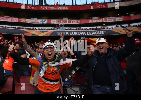 I fan di Valencia festeggiano il loro obiettivo di apertura della corrispondenza - Arsenal v Valencia, UEFA Europa League Semi finale - prima gamba, Emirates Stadium, Londra (Hollo Foto Stock