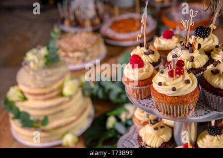 Buffet di Nozze tabella dolci serviti con crema di frutta muffin e torta di nozze Foto Stock