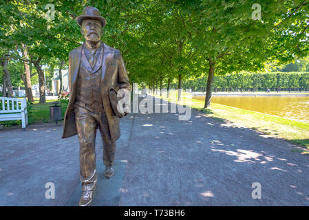 Jaan Poska scultura in bronzo a Kadriorg palace gardens catturato con un obiettivo grandangolare in un pomeriggio d'estate, Tallinn, Estonia Foto Stock