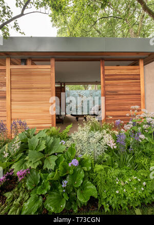 La Morgan Stanley giardino disegnato da Chris Beardshaw al Chelsea Flower Show 2018, Londra, Regno Unito. Foto Stock