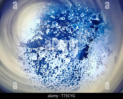 Struttura in bianco e blu, sfondo morbido e circolare in sfumature di grigio. Bolle di colore blu scuro e bianco sgorgano dal medio Foto Stock