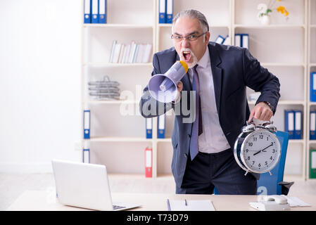 Bianco vecchio barbuto imprenditore dipendente scontento con eccessiva wo Foto Stock