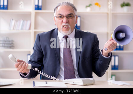 Bianco vecchio barbuto imprenditore dipendente scontento con eccessiva wo Foto Stock