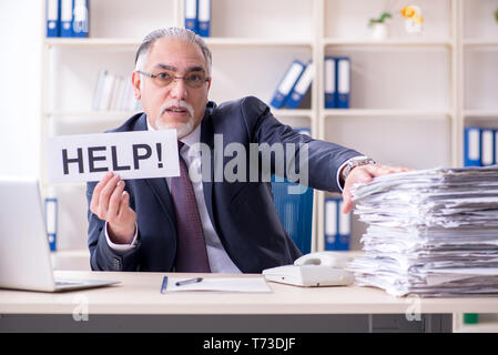 Bianco vecchio barbuto imprenditore dipendente scontento con eccessiva wo Foto Stock