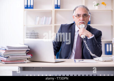 Bianco vecchio barbuto imprenditore dipendente scontento con eccessiva wo Foto Stock