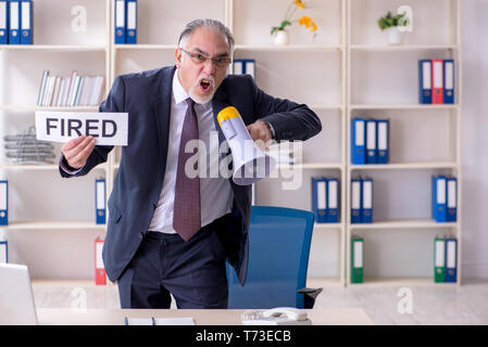 Bianco vecchio barbuto imprenditore dipendente scontento con eccessiva wo Foto Stock