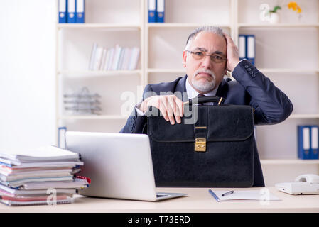 Bianco vecchio barbuto imprenditore dipendente scontento con eccessiva wo Foto Stock