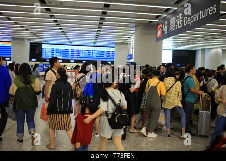 I cinesi visita turistica di hong kong West Kowloon Station. è la stazione di Guangzhou-Shenzhen-Hong Kong Express Rail Link (Hong Kong sezione) Foto Stock