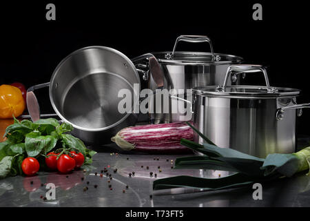 Casseruole metalliche in cucina con ingredienti naturali per rendere la zuppa vegetariana. Foto Stock