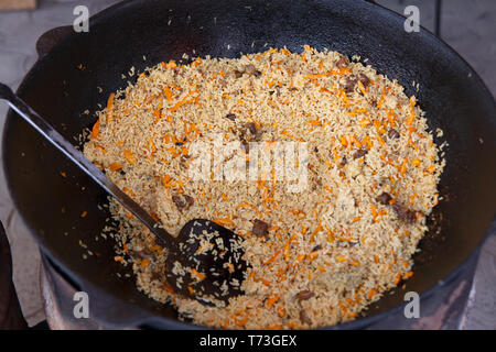 Riso con carne, nazionale Cucina uzbeka, piatto nazionale di pilaf, cibo di strada in cafe in Ucraina Foto Stock