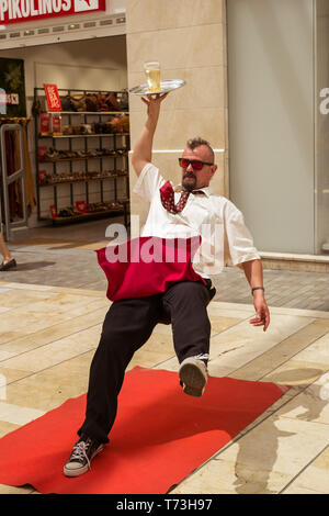 Malaga, Spagna - 03 Agosto, 2018. Questa è una scultura umana con un cameriere di caduta su Marques de Larios, pedonale nel centro storico Foto Stock