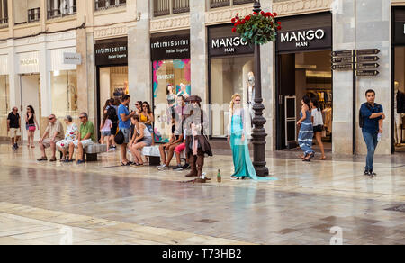 Malaga, Spagna - 05 agosto 2018. Un uomo non identificato pone come Jack Sparrow dai pirati dei Caraibi franchising filmato al Marques de Larios stre Foto Stock