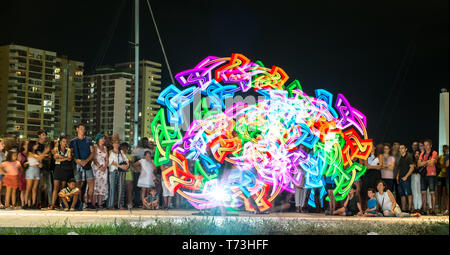 Malaga, Spagna - 10 agosto 2018. Strada luce mostra di pittura presso il cerimoniale di apertura della città celebrazioni, annunciano l'inizio dell'annuale w Foto Stock