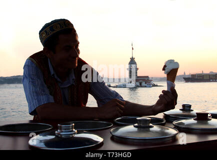 ISTANBUL, Turchia - Giugno 17,2008, Street Turca tradizionale gelato venditore in Uskudar, Maiden Tower (kiz kulesi) dietro , Foto Stock