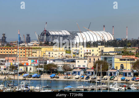 ArcelorMittal (ex Ilva - opere di copertura dei parchi minerali. Vista del quartiere Tamburi di Taranto, in Puglia, Italia Foto Stock