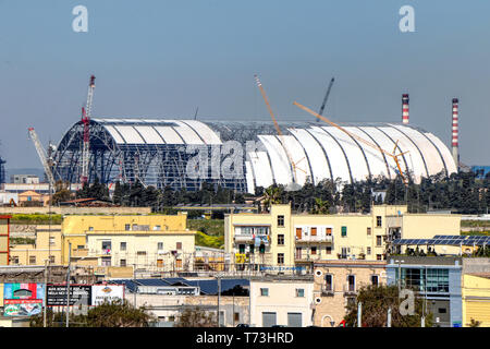 ArcelorMittal (ex Ilva - opere di copertura dei parchi minerali. Vista del quartiere Tamburi di Taranto, in Puglia, Italia Foto Stock