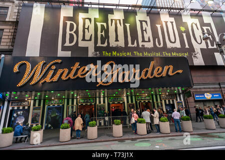 Schiere di theatergoers scendere sul giardino d'inverno teatro di Broadway a New York per vedere una performance su Martedì, Aprile 30, 2019 del musical â€oeBettlejuiceâ€, nominato per 8 Tony Awards tra cui Miglior Musical. (Â© Richard B. Levine) Foto Stock