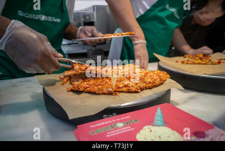 Lavoratori preparare Caulipower marchio pizza al Caulipower House pop-up nel Greenwich Village di New York il giorno di apertura, mercoledì 1 maggio, 2019. I visitatori sono stati trattati libera fette di esente da glutine, cavolfiore pizza da pizza congelata marca. Oltre ai campioni gli amanti della pizza sono state trattate per varie attività esperienziali e tchotchke omaggi. Caulipower sostiene di essere il n. 1 cavolfiore pizza e #1 esente da glutine pizza NEGLI STATI UNITI (Â© Richard B. Levine) Foto Stock