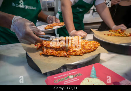 Lavoratori preparare Caulipower marchio pizza al Caulipower House pop-up nel Greenwich Village di New York il giorno di apertura, mercoledì 1 maggio, 2019. I visitatori sono stati trattati libera fette di esente da glutine, cavolfiore pizza da pizza congelata marca. Oltre ai campioni gli amanti della pizza sono state trattate per varie attività esperienziali e tchotchke omaggi. Caulipower sostiene di essere il n. 1 cavolfiore pizza e #1 esente da glutine pizza NEGLI STATI UNITI (Â© Richard B. Levine) Foto Stock