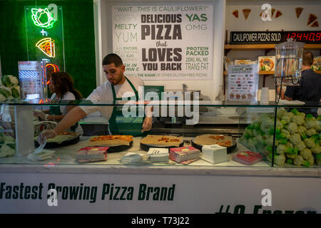 Lavoratori preparare Caulipower marchio pizza al Caulipower House pop-up nel Greenwich Village di New York il giorno di apertura, mercoledì 1 maggio, 2019. I visitatori sono stati trattati libera fette di esente da glutine, cavolfiore pizza da pizza congelata marca. Oltre ai campioni gli amanti della pizza sono state trattate per varie attività esperienziali e tchotchke omaggi. Caulipower sostiene di essere il n. 1 cavolfiore pizza e #1 esente da glutine pizza NEGLI STATI UNITI (Â© Richard B. Levine) Foto Stock