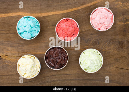 Diversi gelati su sfondo marrone. Foto Stock