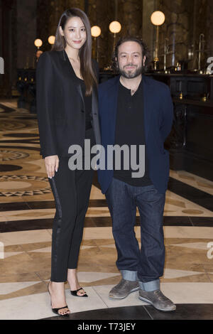 Celebrità frequentare l'originale Gringotts Wizarding Bank l'evento di lancio con: Dan Fogler, Claudia Kim dove: Londra, Regno Unito quando: 02 Apr 2019 Credit: Luca Hannaford/WENN Foto Stock